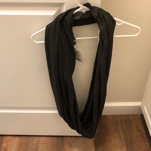 NWT Beyond yoga black pocket infinity scarf